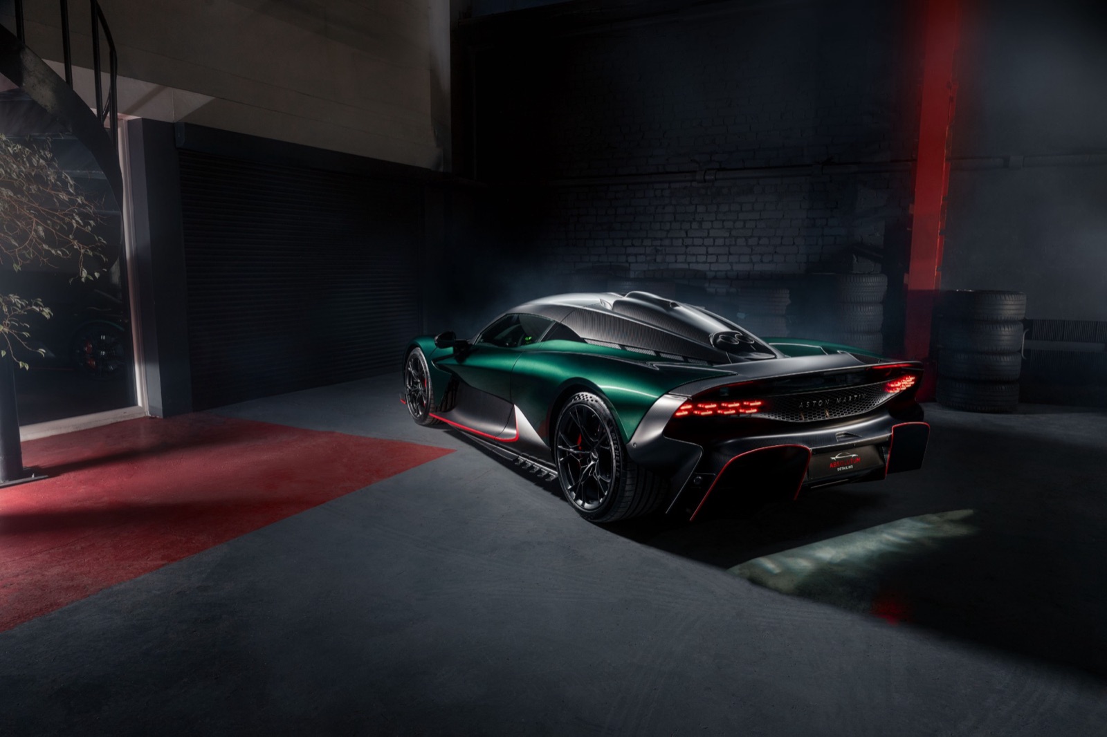 Žalias Aston Martin Absolutum garaže