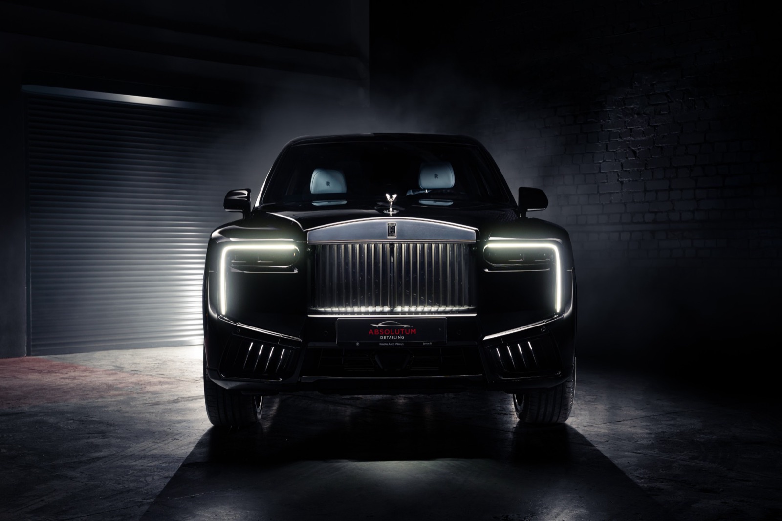Juodas Rolls-Royce Cullinan tamsiame Absolutum garaže